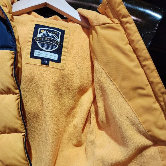 Lightly used Boys puffer jacket - Picture 6 of 6